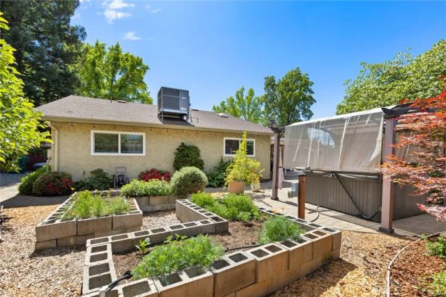 2 Vermillion Circle, Chico, CA 95928