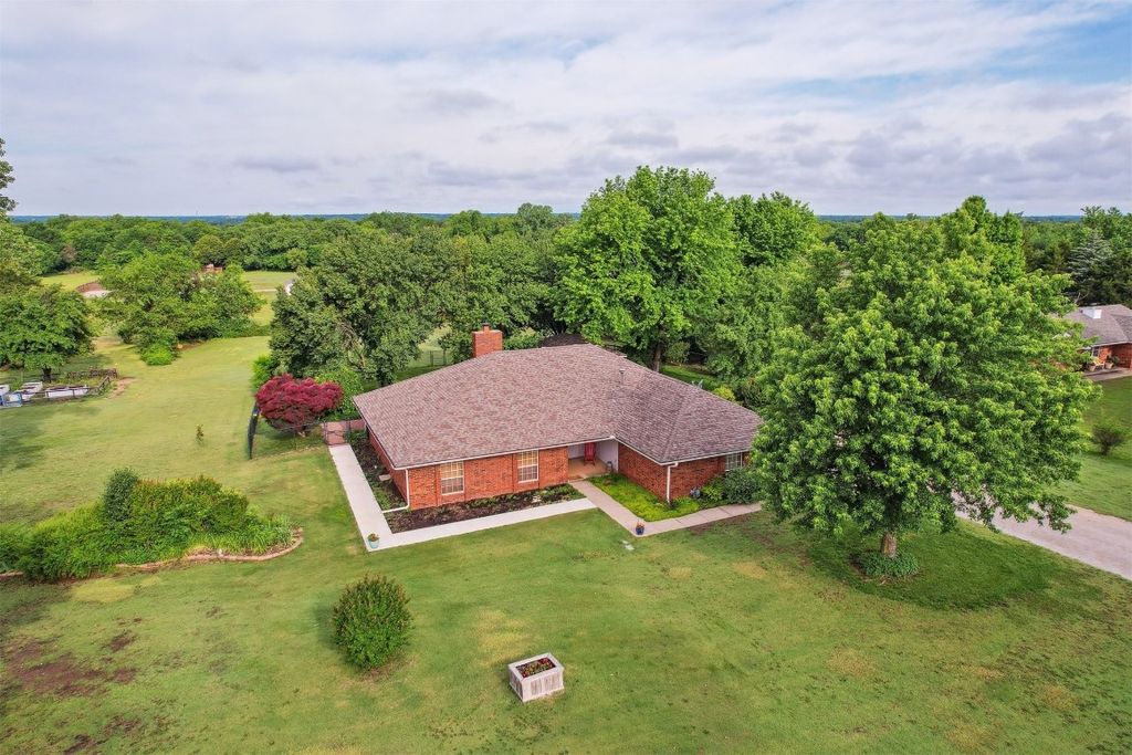 106 Dee Dee Drive, Shawnee, OK 74804