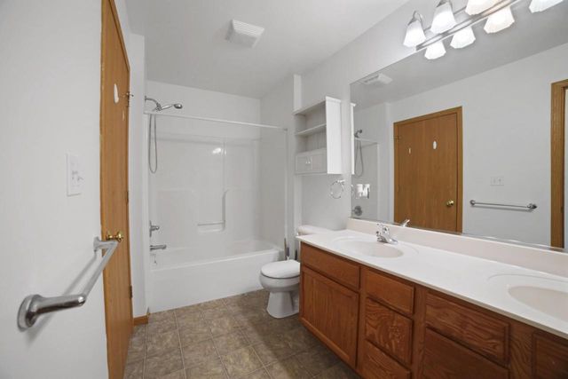 1226 Peninsula LANE, Whitewater, WI 53190