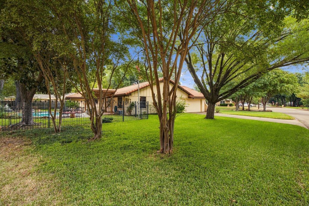 2201 Scarlet Lane, Grand Prairie, TX 75050 — photo 3