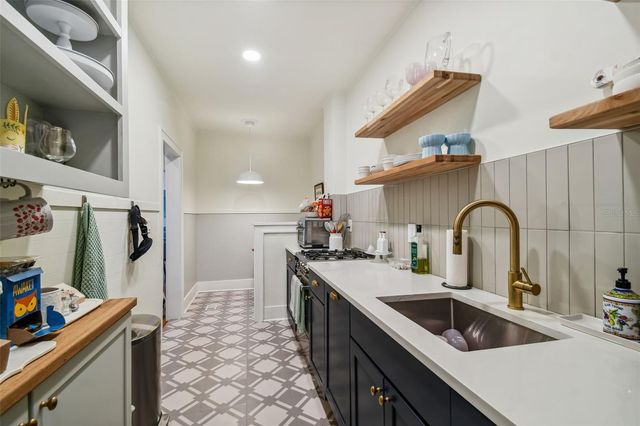 2111 W SOUTHVIEW AVENUE A, Tampa, FL 33606