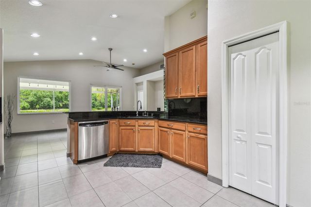 8208 PINEWOOD RUN COURT, Tampa, FL 33647