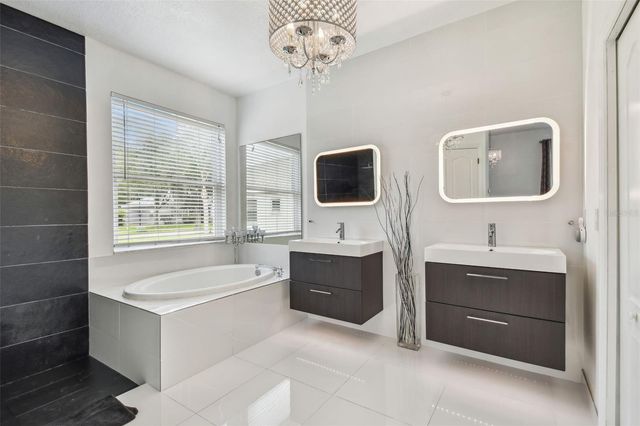 8208 PINEWOOD RUN COURT, Tampa, FL 33647