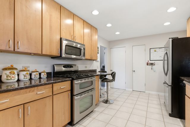 329 Tanoak Lane, Naperville, IL 60540