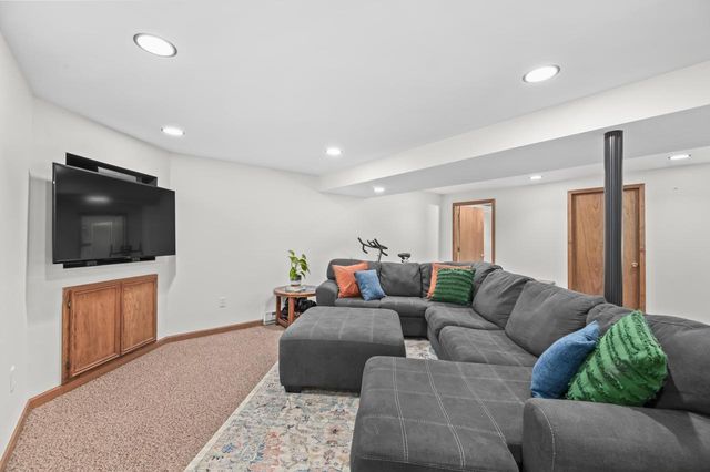 4662 N Parkside DRIVE, Wauwatosa, WI 53225