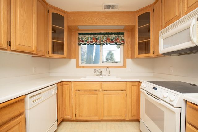 2100 Deerfield Avenue, Redding, CA 96002