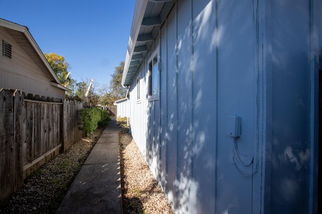 2100 Deerfield Avenue, Redding, CA 96002