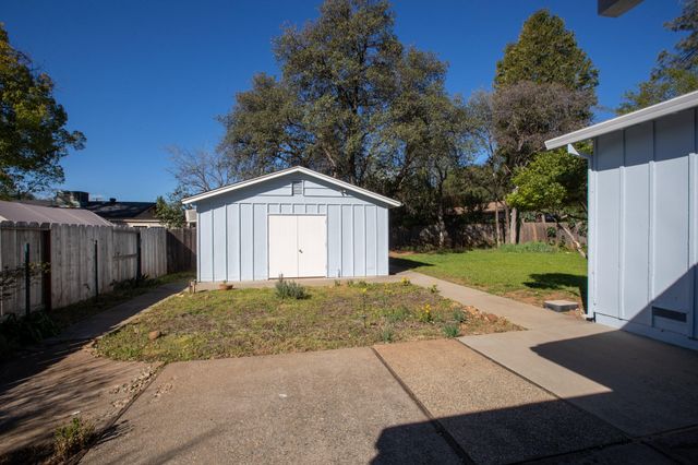 2100 Deerfield Avenue, Redding, CA 96002