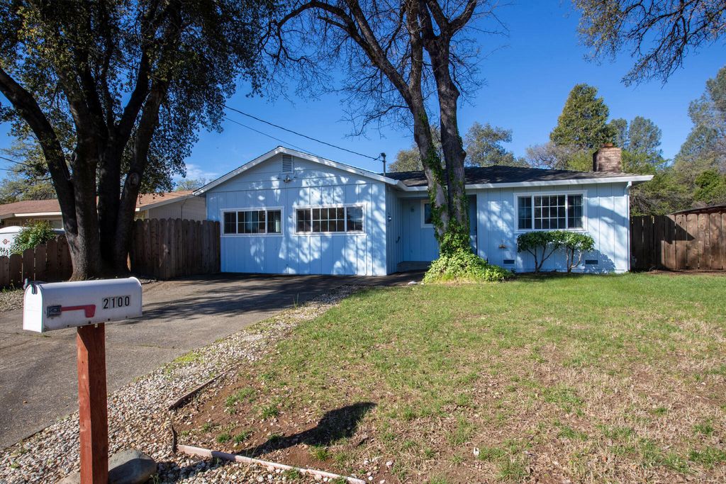 2100 Deerfield Avenue, Redding, CA 96002