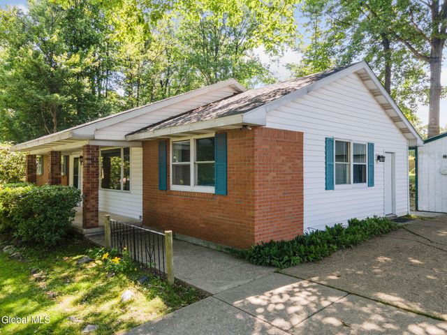 11 Matthew Drive, Schaghticoke, NY 12154