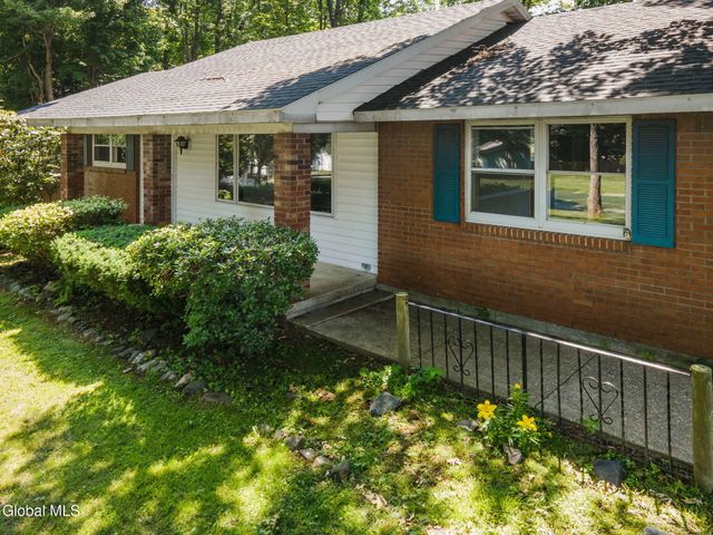 11 Matthew Drive, Schaghticoke, NY 12154