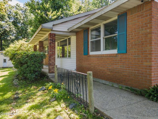 11 Matthew Drive, Schaghticoke, NY 12154