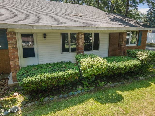 11 Matthew Drive, Schaghticoke, NY 12154