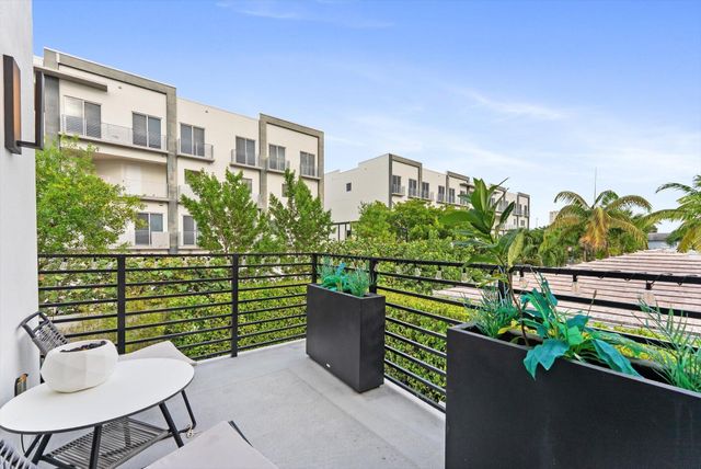 1048 N Victoria Park Road, Fort Lauderdale, FL 33304