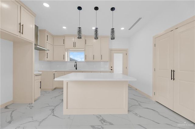 5900 N Playa Del Sol Street, Edinburg, TX 78542