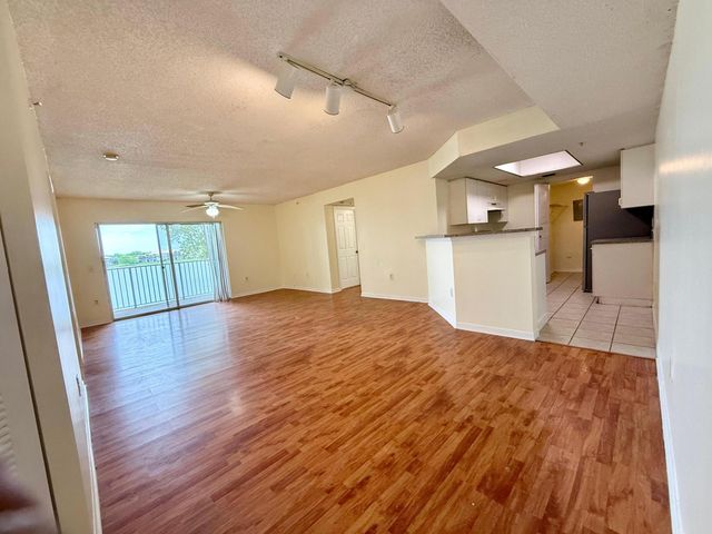 5065 Wiles Road 204, Coconut Creek, FL 33073