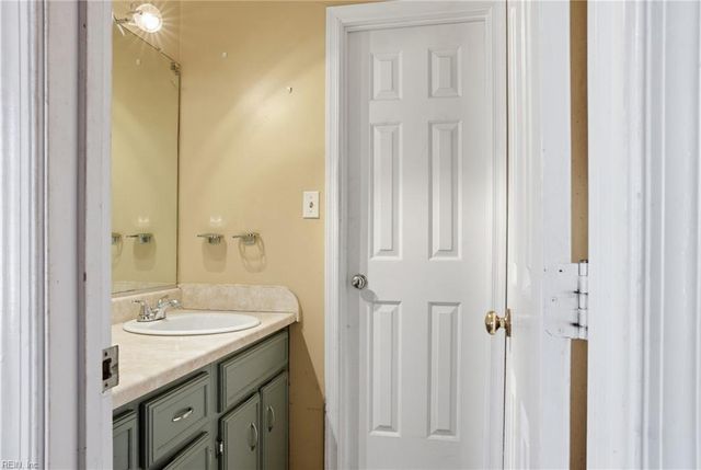 219 Loch CIR, Hampton, VA 23669