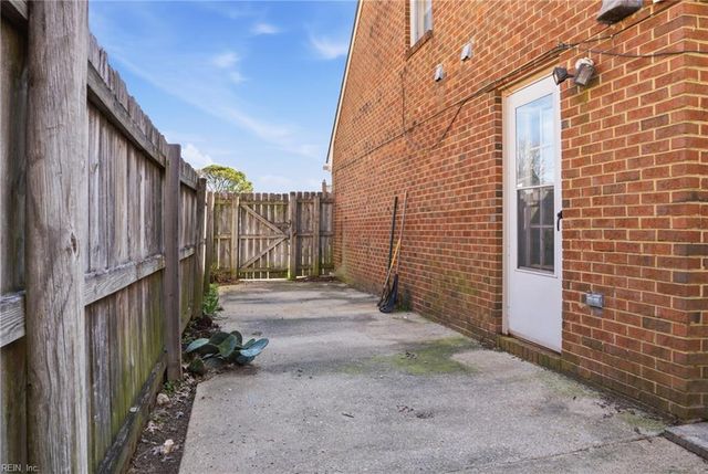 219 Loch CIR, Hampton, VA 23669