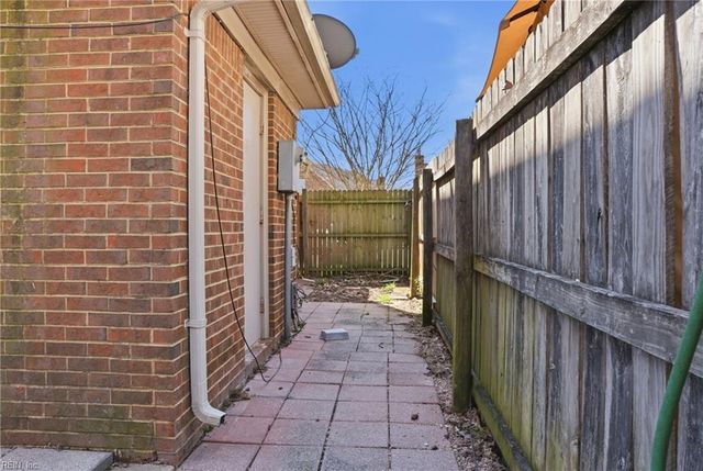 219 Loch CIR, Hampton, VA 23669