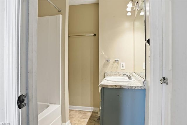 219 Loch CIR, Hampton, VA 23669