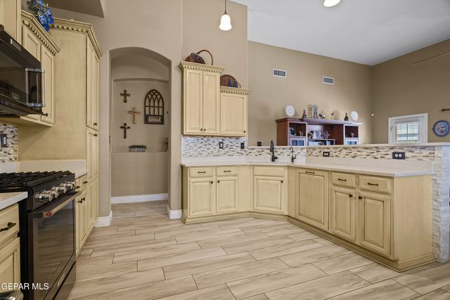 5552 GUSTAVO MADRID Lane, El Paso, TX 79934