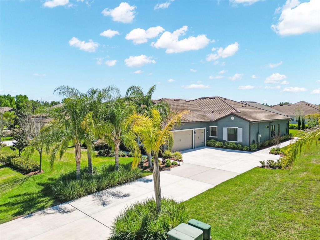 Image 8 of property listing at 17904 LINDEN COMMON COURT, Lutz, FL 33559