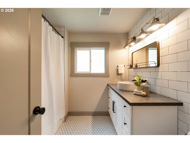 7665 Sw COPEL St, Portland, OR 97225