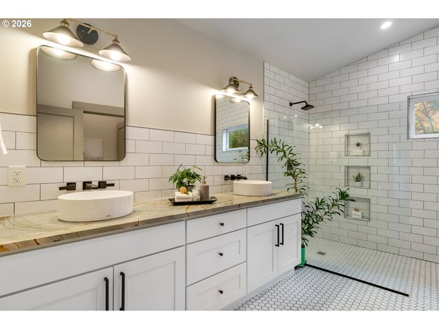 7665 Sw COPEL St, Portland, OR 97225