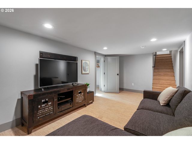 7665 Sw COPEL St, Portland, OR 97225