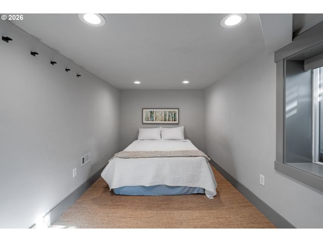 7665 Sw COPEL St, Portland, OR 97225
