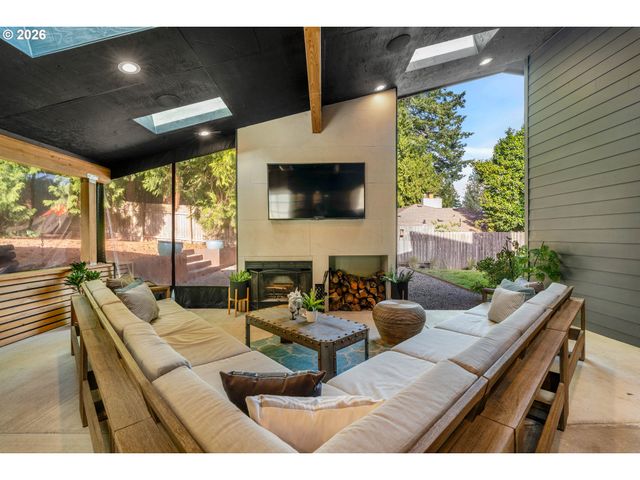 7665 Sw COPEL St, Portland, OR 97225