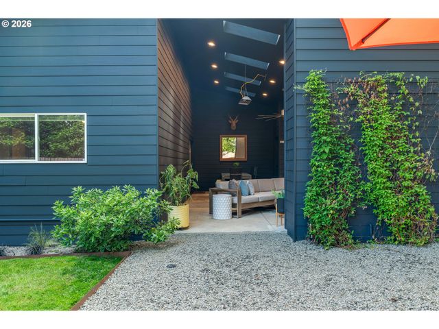 7665 Sw COPEL St, Portland, OR 97225
