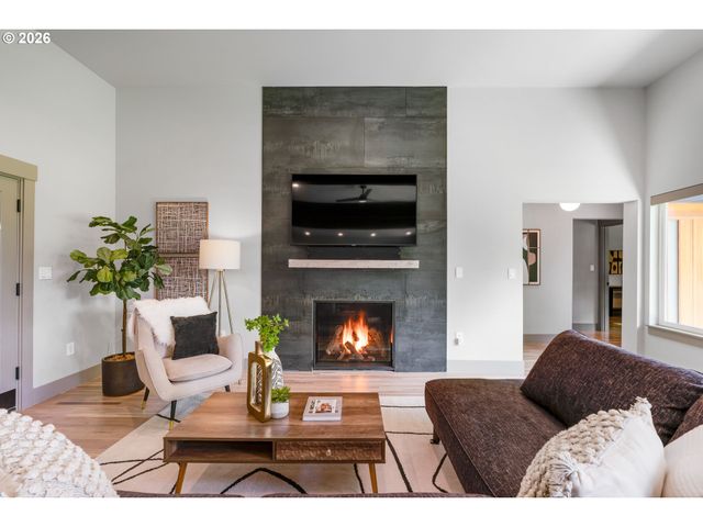 7665 Sw COPEL St, Portland, OR 97225
