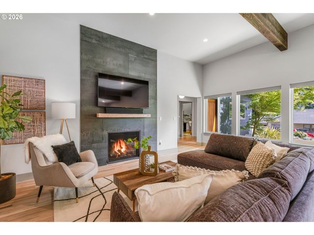 7665 Sw COPEL St, Portland, OR 97225