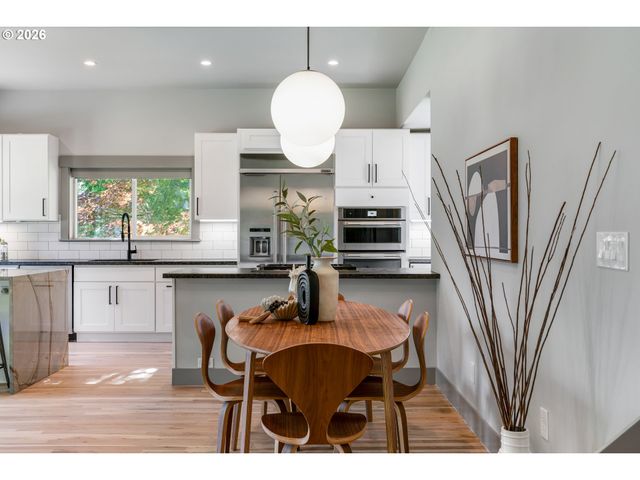 7665 Sw COPEL St, Portland, OR 97225