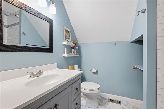 11249 Lakeview Drive, Kansas City, KS 66109