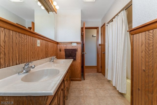 4 Roselle St, Holland Twp., NJ 08848