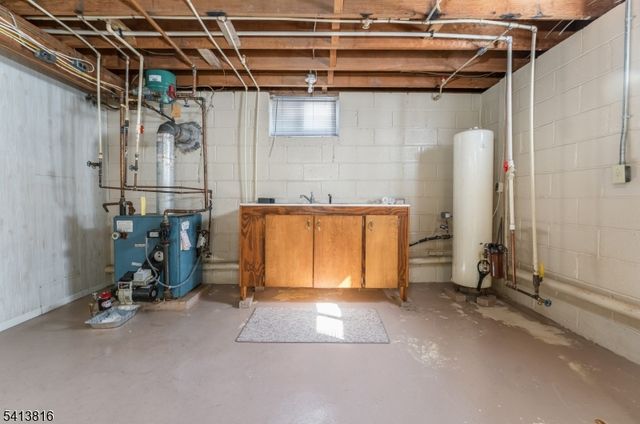 4 Roselle St, Holland Twp., NJ 08848