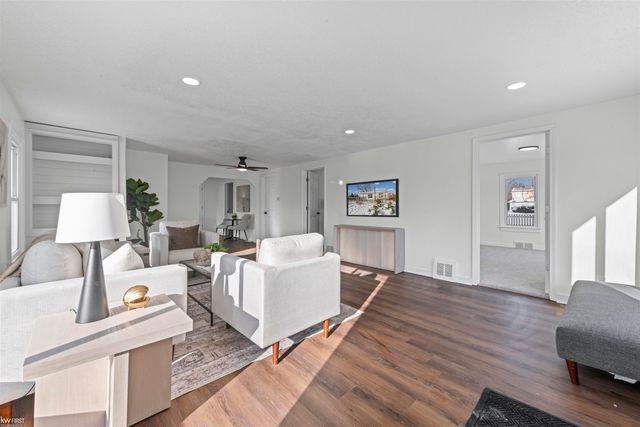 130 Calvert Avenue, Waterford Twp, MI 48328