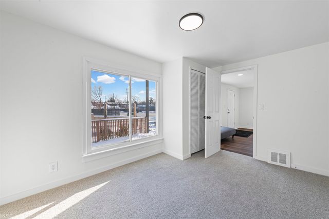 130 Calvert Avenue, Waterford Twp, MI 48328