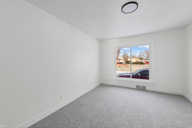 130 Calvert Avenue, Waterford Twp, MI 48328