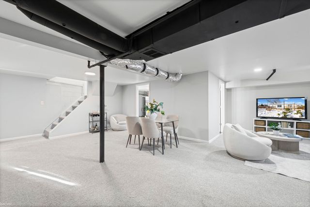 130 Calvert Avenue, Waterford Twp, MI 48328