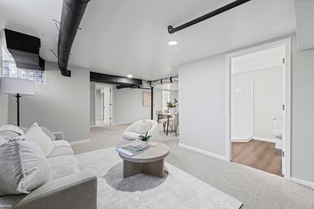 130 Calvert Avenue, Waterford Twp, MI 48328