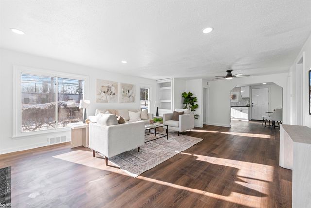 130 Calvert Avenue, Waterford Twp, MI 48328