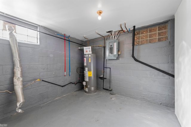 130 Calvert Avenue, Waterford Twp, MI 48328