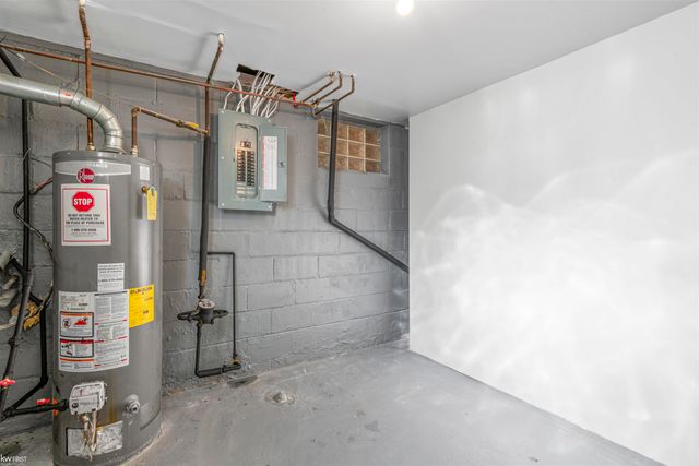 130 Calvert Avenue, Waterford Twp, MI 48328