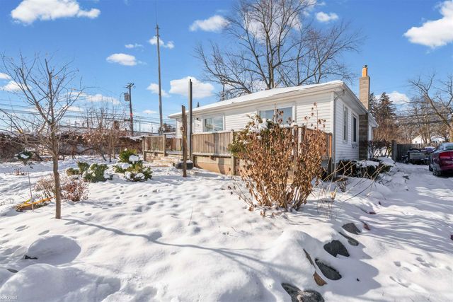 130 Calvert Avenue, Waterford Twp, MI 48328