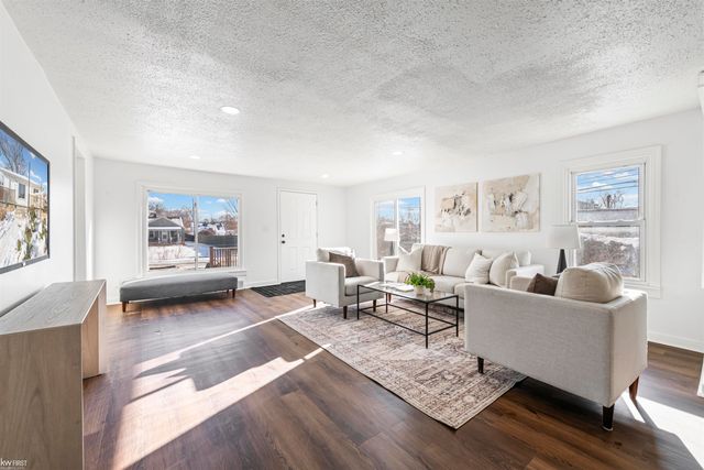 130 Calvert Avenue, Waterford Twp, MI 48328