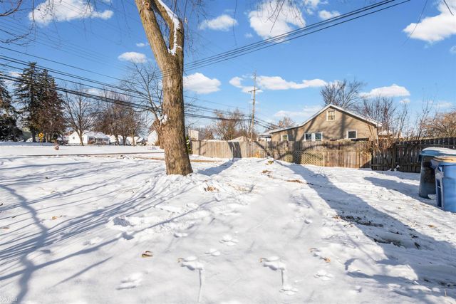 130 Calvert Avenue, Waterford Twp, MI 48328