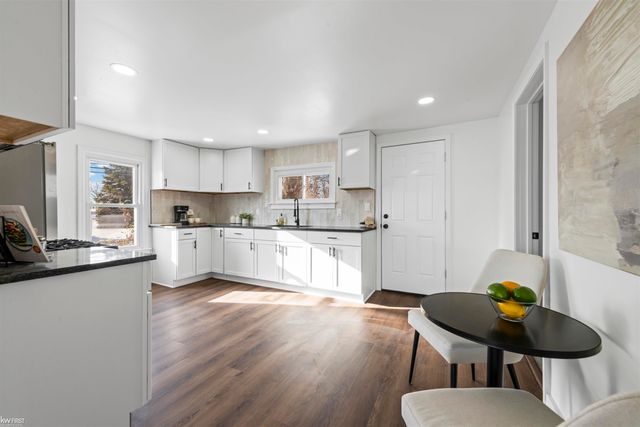 130 Calvert Avenue, Waterford Twp, MI 48328